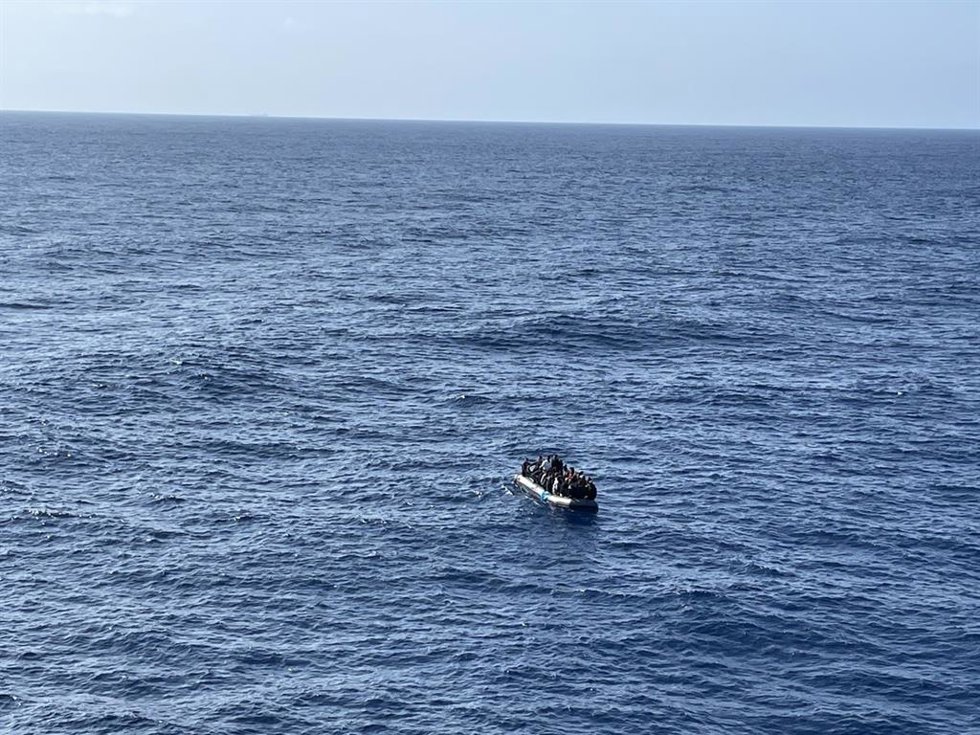 Archivo - Embarcación neumática localizada y rescatada por Salvamento Marítimo a 44 millas al suroeste de Barbate.