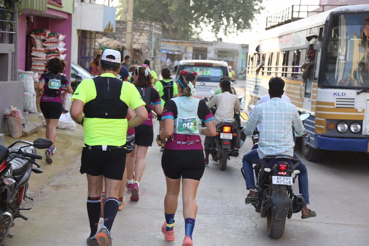 Más de 150 españoles participan en la carrera solidaria Anantapur en India:  Un dorsal que literalmente cambia vidas 