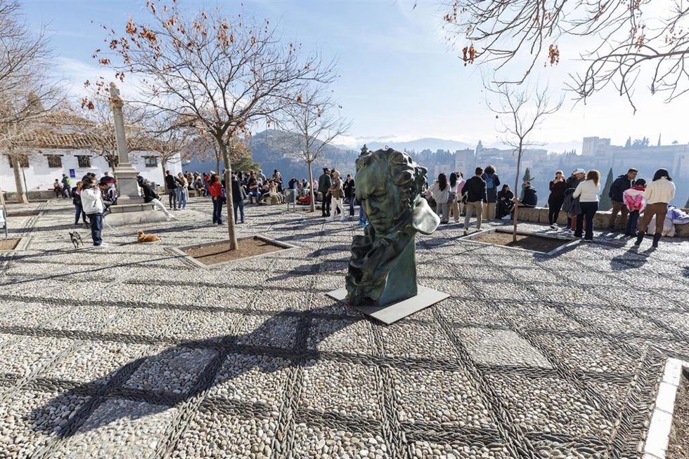 Imágenes de las estatuas y la exposición fotográfica conmemorativa de los Premios Goya en las calles de Granada. A 8 de enero de 2025 en Granada, (Andalucía, España). 