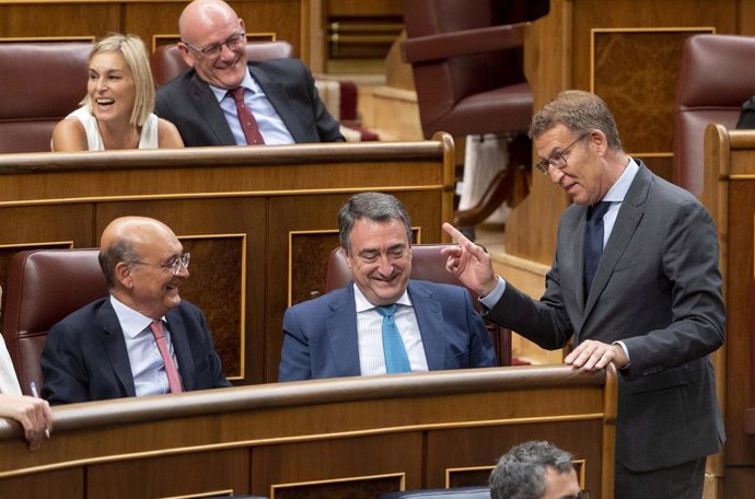 Archivo - El líder del PP, Alberto Núñez Feijóo, charlando en el Vongreso con Aitor Esteban, portavoz del PNV  