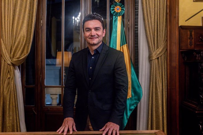 El ministro de Turismo de Brasil, Celson Sabino, posa para Europa Press, en la embajada de Brasil, a 23 de enero de 2025, en Madrid (España). 