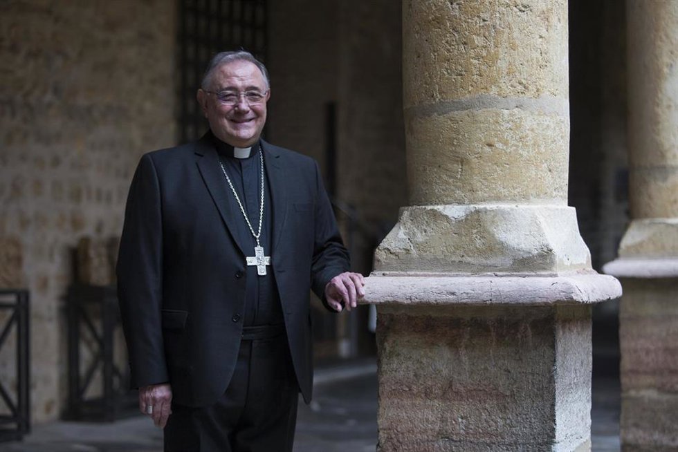 El obispo de León, Luis Ángel de las Heras, posa en el Obispado de la capital, tras una entrevista para Europa Press, en León, Castilla y León, España, a 24 de enero de 2025.