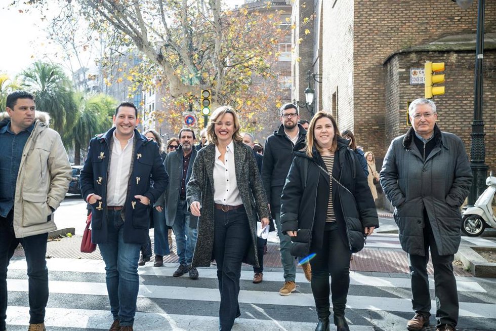 La portavoz del Gobierno y ministra de Educación, Pilar Alegría (c), a su llegada a una rueda de prensa, en la sede del PSOE de Aragón, a 24 de enero de 2025.