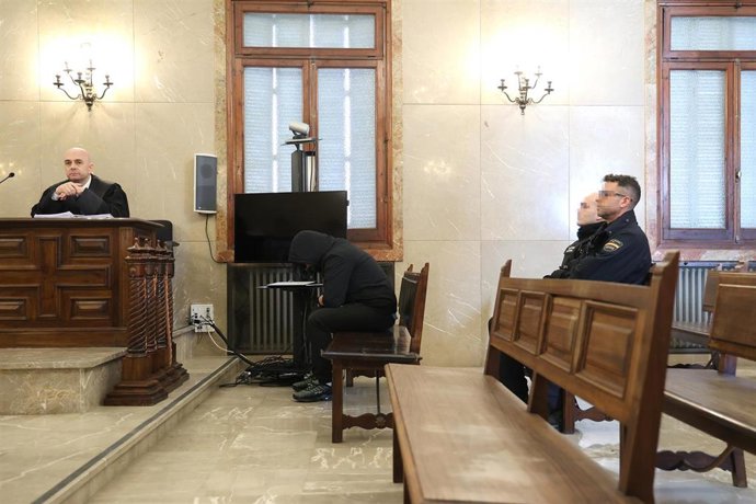 El asesino de su mujer embarazada y su hijo en San Pobla, durante el juicio.