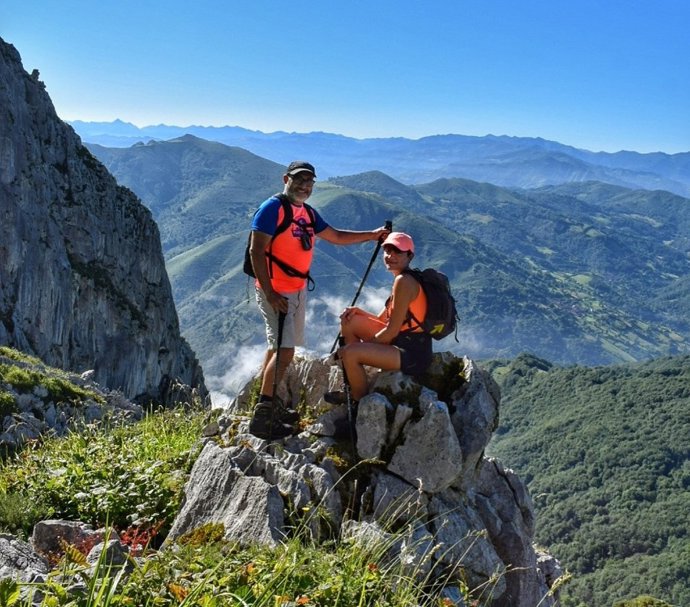 Carlota Fernández y Chus Vázquez, creadores del Blob Hiking Asturias y del mapa interactivo.