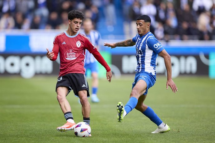 Archivo - Hugo Alvarez of RC Celta de Vigo competes for the ball with Carlos Benavidez of Deportivo Alaves during the LaLiga EA Sports match between Deportivo Alaves and RC Celta de Vigo at Mendizorrotza on April  27, 2024, in Vitoria, Spain.