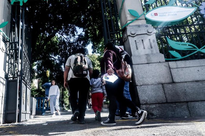 Archivo - Varias personas en la entrada del Hospital Infantil Universitario Niño Jesús, a 4 de octubre de 2024, en Madrid (España).