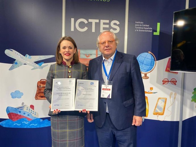 Imagen de la entrega en Fitur del Certificado S de Sostenibilidad al Ayuntamiento de Cádiz.