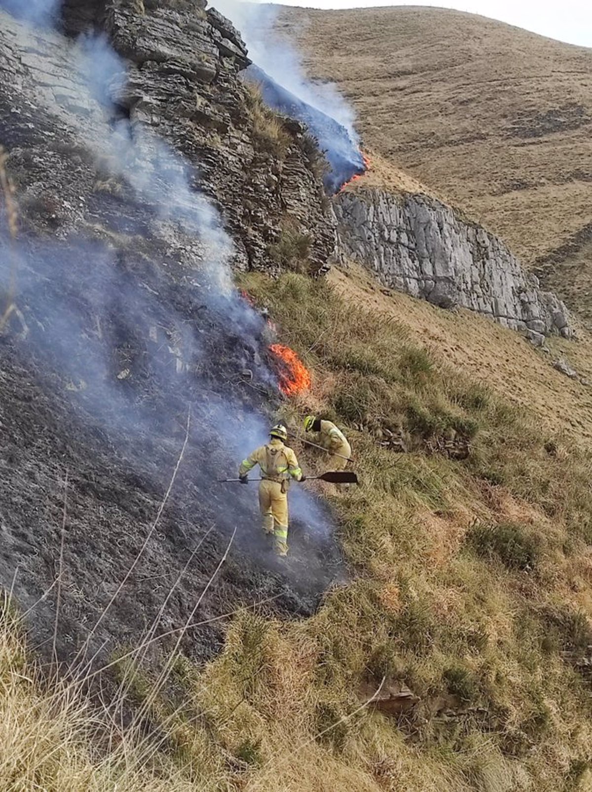 El viento, que alcanza en Cantabria rachas de 149 km/h, reaviva el incendio forestal de Bárcena Mayor