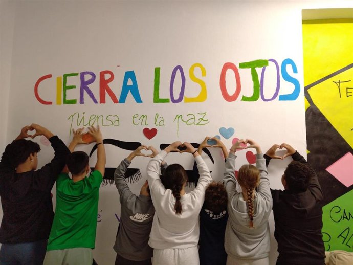 Un grupo de chicos participan en una de las actividades de la Casa Joven.