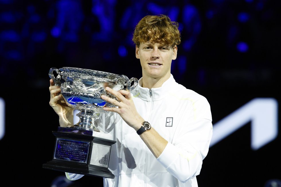 Jannik Sinner sostiene el trofeo del Abierto de Australia