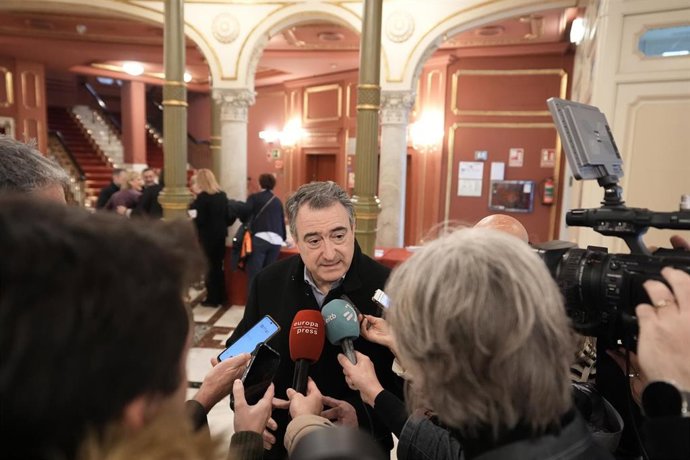 El portavoz del PNV en el Congreso, Aitor Esteban, atiende a los medios a su llegada a la gala de entrega de los Premios Sabino Arana en Bilbao