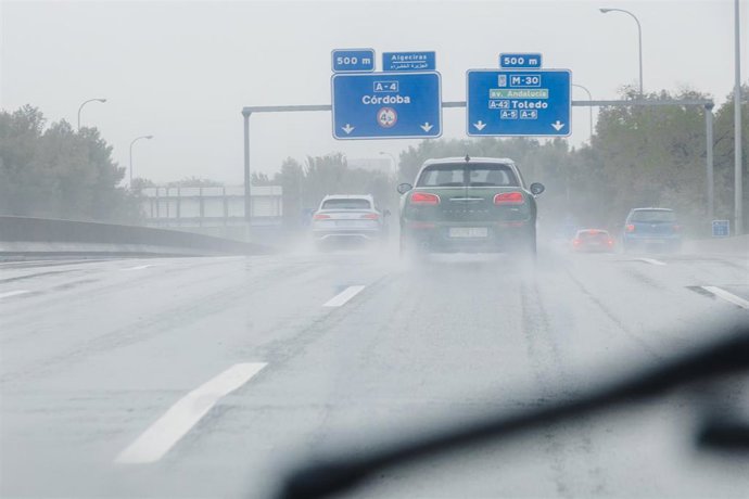 Archivo - Varios coches circulan bajo la lluvia, a 2 de noviembre de 2023, en Madrid (España)