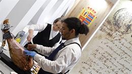 Alumnos de la Escuela de Hostelería Simone Ortega ofrecen una degustación de productos de Móstoles en Fitur