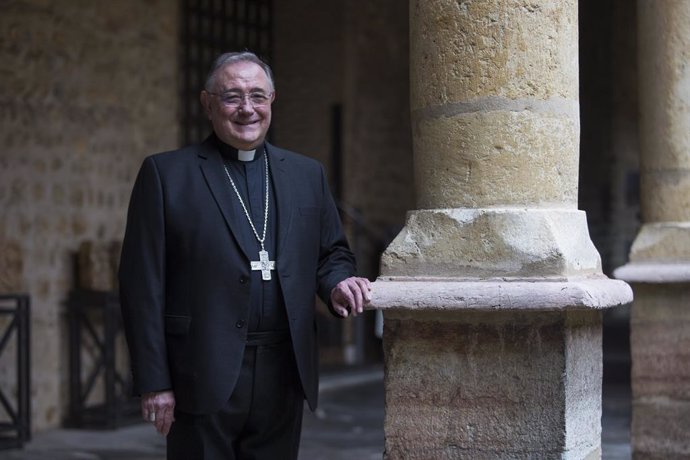 El obispo de la diócesis de León, Luis Ángel de las Heras, posa en Obispado de la capital, tras una entrevista para Europa Press, en León, Castilla y León, España, a 24 de enero de 2025. El Papa Francisco nombró a Monseñor Luis Ángel de las Heras Berzal e