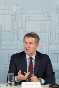 Feijóo visita con Moreno un centro de mayores en Córdoba y allí pedirá a Sánchez subir las pensiones en un nuevo decreto