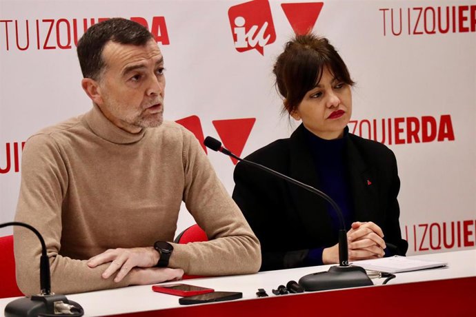 El coordinador general de IU, Antonio Maíllo, y la ministra de Infancia y Juventud, Sira Rego, en la rueda de prensa de presentación de la Interparlamentaria