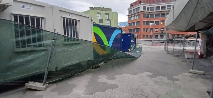 Vallas derribadas por el viento en unas obras en Barakaldo.