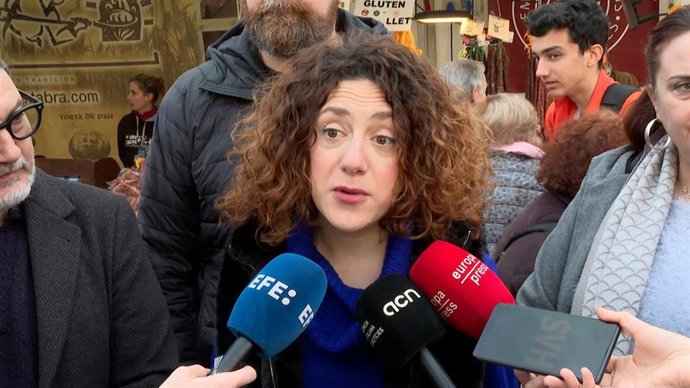 La portavoz de los Comuns y diputada en el Congreso, Aina Vidal, en una atención a los medios en Sant Vicenç dels Horts (Barcelona)