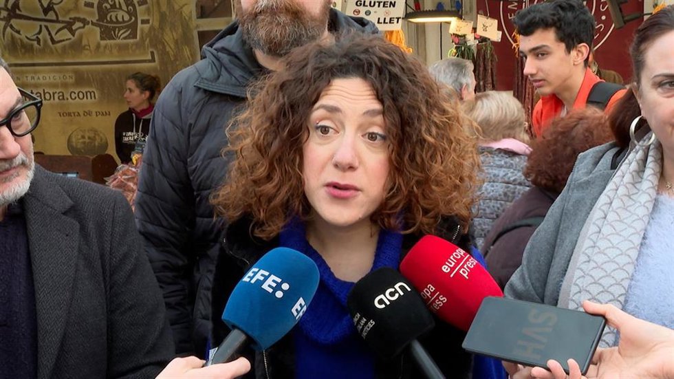 La portavoz de los Comuns y diputada en el Congreso, Aina Vidal, en una atención a los medios en Sant Vicen dels Horts (Barcelona)