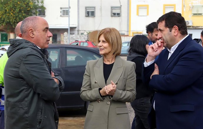 Visita de la alcaldesa de Jerez a los trabajos en los once solares de los bloques demolidos en la barriada.