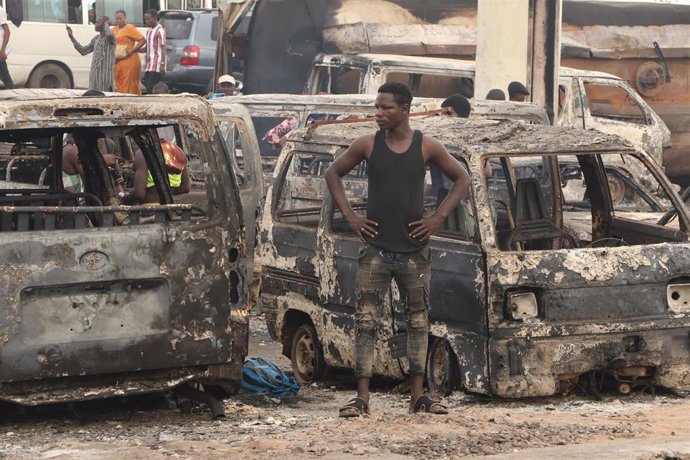 Archivo - Imagen de archivo de una explosión de un camión cisterna en Nigeria 
