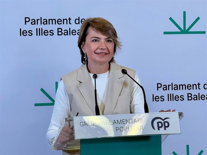 Archivo - La portavoz adjunta del PP en el Parlament, Marga Durán, en rueda de prensa. Archivo.