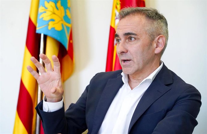 Archivo - El conseller de Agricultura de la Generalitat Valenciana, Miguel Barrachina, durante una entrevista para Europa Press, en la Conselleria de Agricultura, en una imagen de archivo.