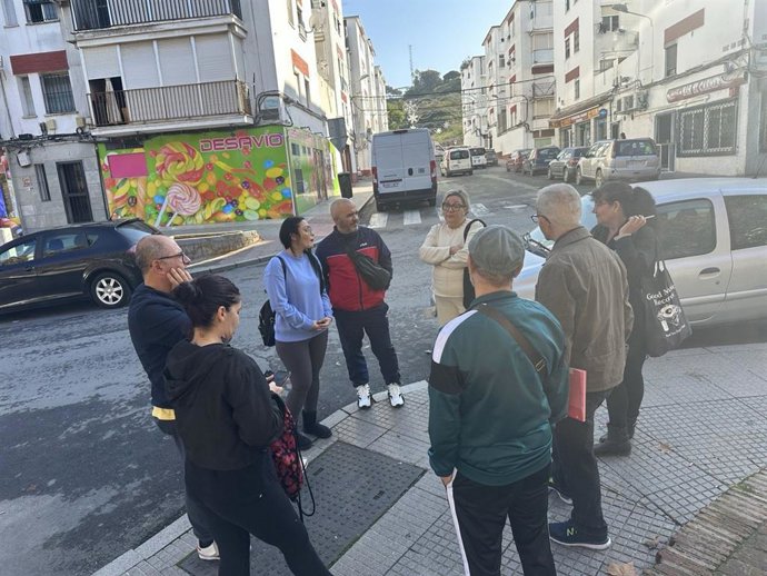 La edil Mónica Rossi reunida con vecinos de la barriada de El Carmen.
