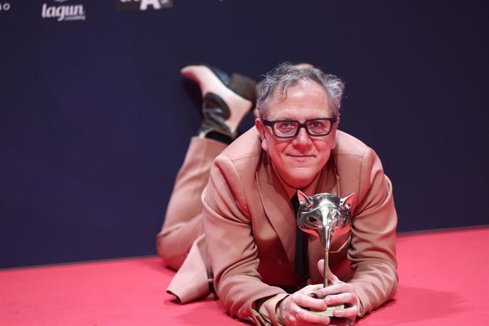 El actor Óscar de la Fuente posa con el premio a Mejor actor de reparto de una película por 'La Casa', en la alfombra roja de los premiados en los Premios Feroz 2025.