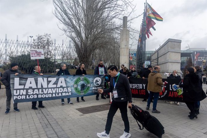 Varias personas durante una concentración del Partido Animalista PACMA en Fitur contra el turismo basado en el maltrato animal, en Ifema Madrid, a 26 de enero de 2025, en Madrid (España). PACMA ha convocado una concentración en protesta por las actividade