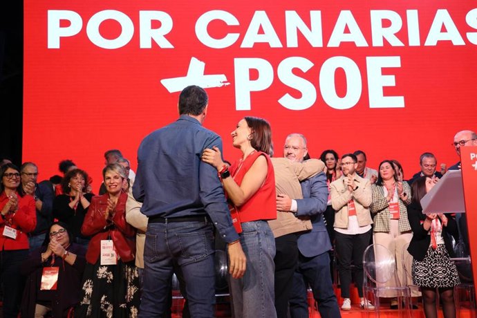 Imagen de la secretaria de Organización del PSOE en Canarias, Nira Fierro, con el secretario general del PSOE, Pedro Sánchez, este domingo, en el XV Congreso Regional del PSOE de Canarias, celebrado en Adeje (Tenerife)