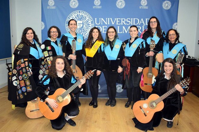 Archivo - Imagen del hermanamiento de las Tunas femeninas de la Universidad de Almería y la de Medicina de Valencia en la UAL.