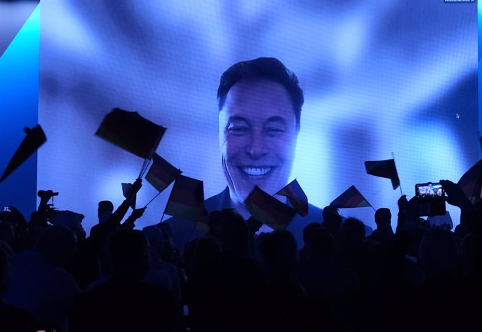 25 January 2025, Saxony-Anhalt, Halle: US billionaire Elon Musk talks to Federal Chairwoman of the Alternative for Germany (AfD) Alice Weidel via video conference at the AfD's election campaign kick-off in the exhibition hall. Photo: Sebastian Willnow/dpa