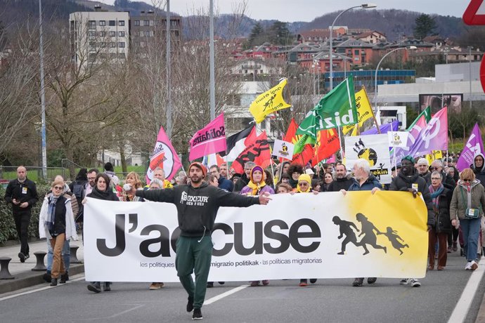 Manifestación desde Irun a Hendaia políticas migratorias europeas y "la criminalización de la solidaridad" con las personas migrantes.