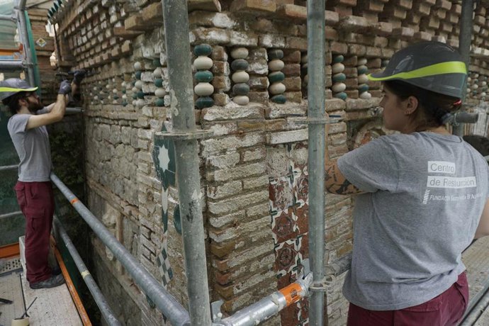 Trabajos de restauración en el lateral derecho de la Escalinata del Óvalo de la ciudad de Teruel.