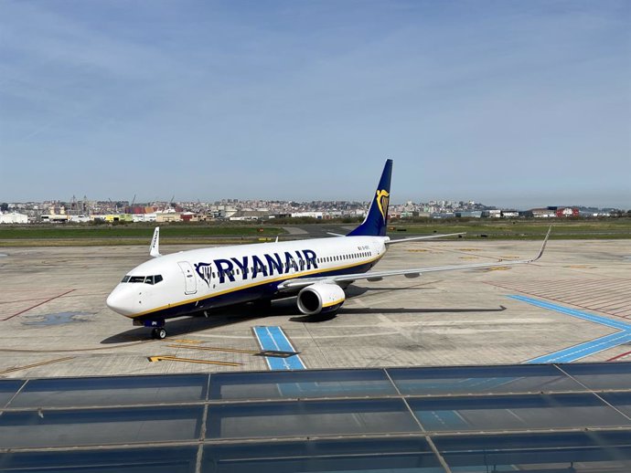 Archivo - Aterriza la pasajera 10 millones de Ryanair en aeropuerto Seve Ballesteros de Santander.