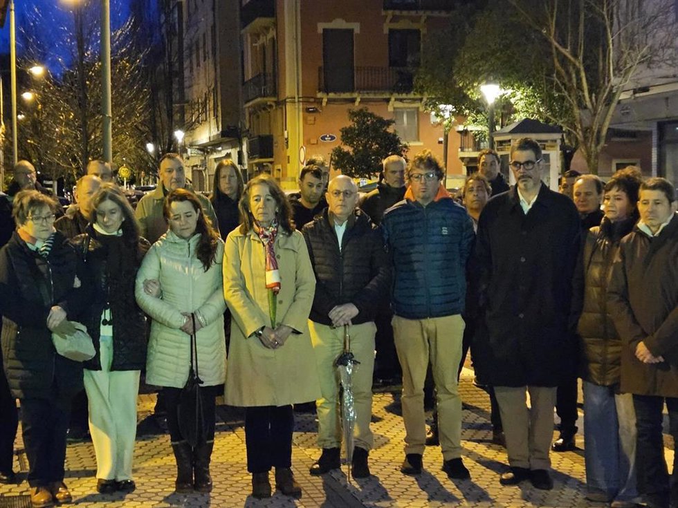 Ofrenda floral al cocinero Ramón Díaz, asesinado por ETA hace 24 años en San Sebastián