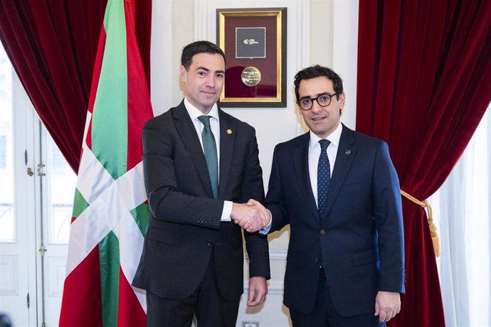 El Lehendakari,Imanol Pradales, con Stéphane Séjourné, vicepresidente ejecutivo de la Comisión Europea para la Prosperidad y la Estrategia Industrial