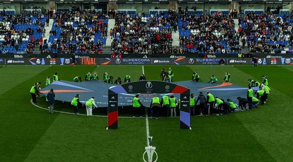 Equipo de voluntarios durante la Supercopa de España femenina