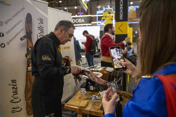 Cortador de jamón en el estand de la Diputación de Córdoba en Fitur.