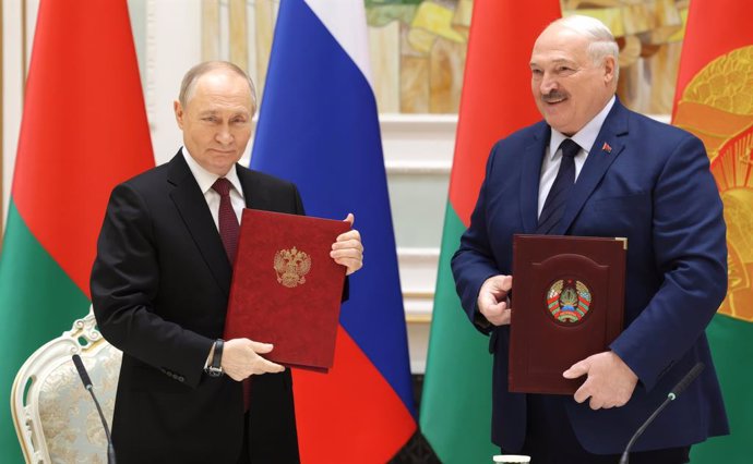 Archivo - December 6, 2024, Minsk, Belarus: Russian President Vladimir Putin, left, and Belarus President Alexander Lukashenko, right, exchange defense agreements during a signing ceremony following a meeting of the Supreme State Council of the Union Stat