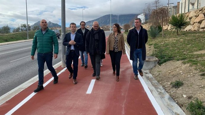 Visita del alcalde de Jaén, Julio Millán, el Subdelegado del Gobierno, Manuel Fernández,  y concejales del equipo de Gobierno, al carril bici de la Ronda Sur de Jaén.