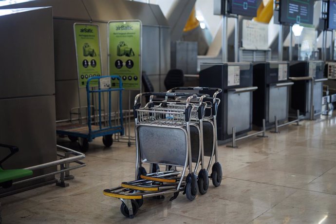 Archivo - Varios carritos en la terminal 4 del Aeropuerto Adolfo Suárez Madrid-Barajas, a 24 de julio de 2024, en Madrid (España). La red de aeropuertos de Aena prevé operar un total de 41.336 vuelos en este puente de julio -entre el 24 y 29 de julio- sie