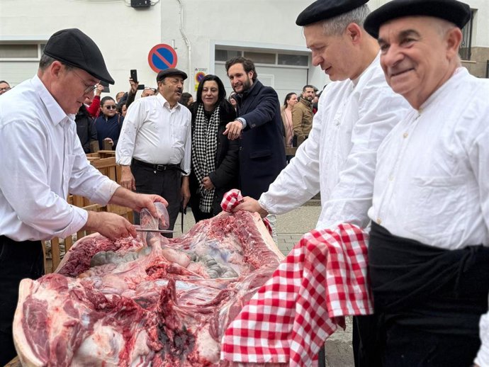 El presidente de la DPH, ISaac Claver, junto a la alcaldesa de Albelda, María Ángeles Roca, en la 'Festa del Tosino' de la localidad literana. 
