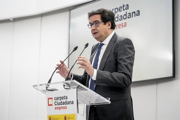 Archivo - El ministro para la Transformación Digital y Función Pública, Óscar López, interviene durante la presentación de la nueva versión de Carpeta Ciudadana, en la Escuela de Organización Industrial.