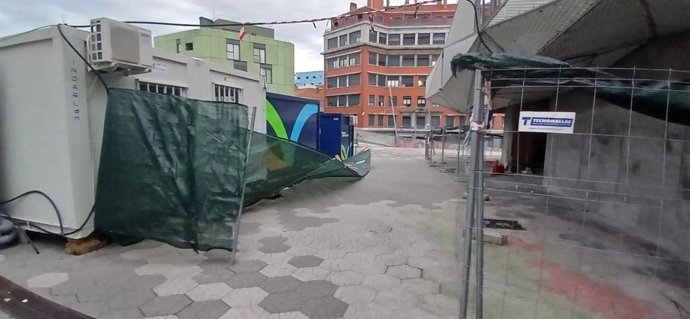 Valla caída por el viento en una obra de Barakaldo