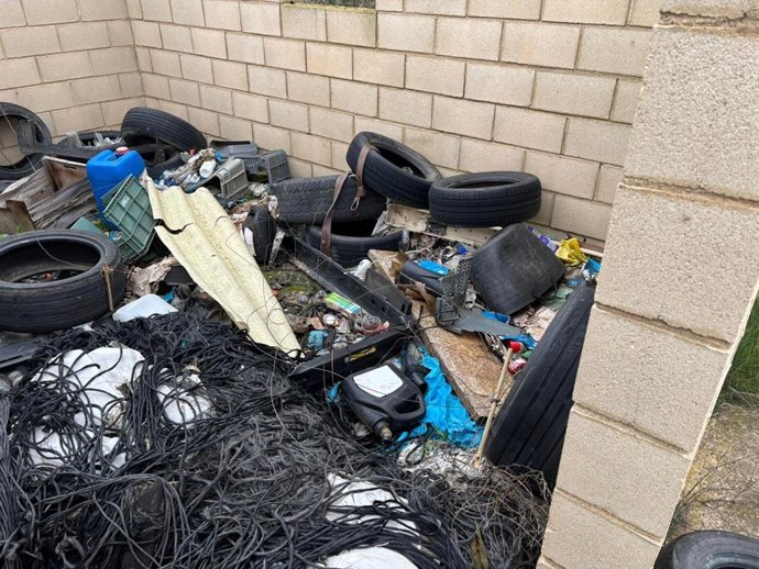 Presencia de vertidos ilegales en la zona agrícola de Ausejo