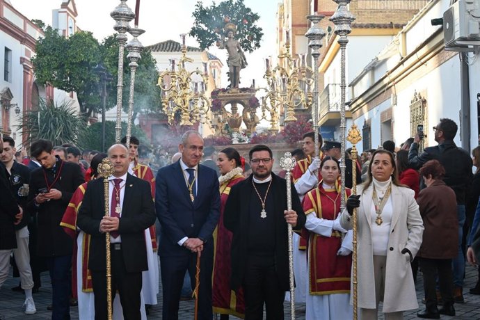 Imagen de la salida procesional de San Sebastián, patrón de Tomares.