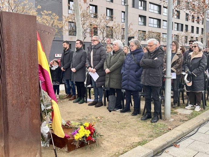 El Ayuntamiento de Lleida ha conmemorado el Día Internacional en Memoria de las Víctimas del Holocausto y de prevención de crímenes contra la Humanidad con un acto ante la escultura de Àngel Eroles, FITA.